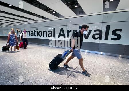 Photo du dossier datée du 22/08/20, de passagers dans le hall des arrivées de l'aéroport de Heathrow, Londres. Le Premier ministre Boris Johnson a dévoilé des plans tant attendus sur la manière dont les mesures de confinement seront assouplies en Angleterre. Date de publication : lundi 22 février 2021. Banque D'Images