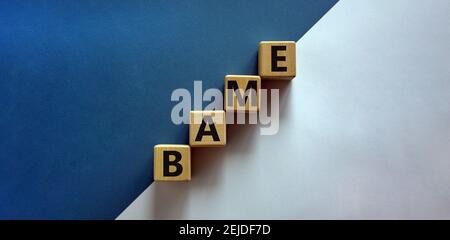 Symbole BAME. Abréviation BAME, noir, asiatique et minoritaire ethnique sur des cubes en bois. Magnifique fond blanc et bleu. Copier l'espace. Business et BAME, Banque D'Images