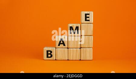 Symbole BAME. Abréviation BAME, noir, asiatique et minoritaire ethnique sur des cubes en bois. Magnifique arrière-plan orange. Copier l'espace. Business et BAME, noir, a Banque D'Images