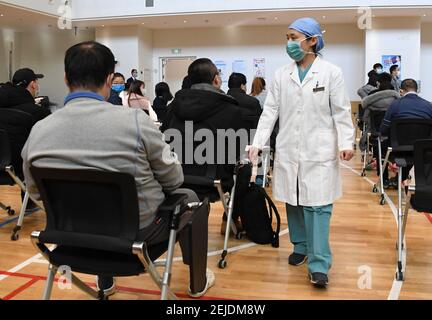 Pékin, Chine. 22 février 2021. Un travailleur médical travaille sur un site temporaire de vaccination COVID-19 dans une entreprise de la phase 2 du ZPark, dans le district de Haidian, à Beijing, capitale de la Chine, le 22 février 2021. La vaccination de plus de 3,800 employés de l'entreprise devrait prendre deux jours. Crédit: REN Chao/Xinhua/Alay Live News Banque D'Images