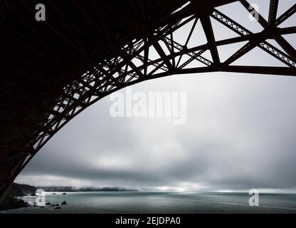 Pont suspendu au-dessus de l'océan Pacifique, Golden Gate Bridge, San Francisco Bay, San Francisco, Californie, États-Unis Banque D'Images