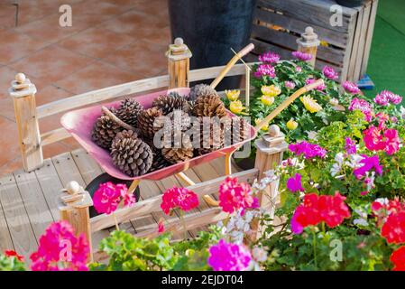 Un vase rempli de fleurs roses sur une table Banque D'Images