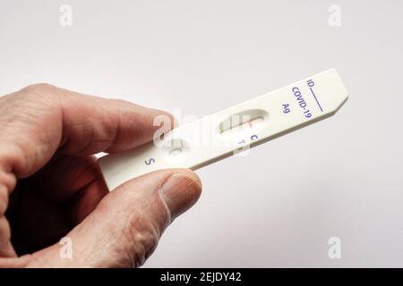 Test rapide Corona : la cassette de test présente un test rapide négatif de l'antigène Covid-19 de la société chinoise Joinstar Biomedical à l'aide d'un échantillon de salive. --- Corona-Schnelltest: Testkassette zeigt einen durch eine Speichelprobe vorgenommenen negativen Covid-19 Antigen-Schnelltest der chinesischen Firma Joinstar Biomedical. Banque D'Images