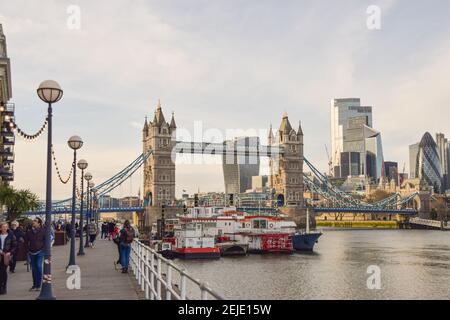 Tower Bridge et City of London, vue en journée. Banque D'Images