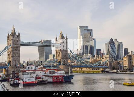 Tower Bridge et City of London, vue en journée. Banque D'Images