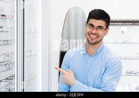 Portrait d'un jeune client élégant qui choisit des lunettes Banque D'Images
