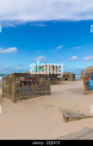 Les bunkers de la Seconde Guerre mondiale couverts de graffitis sur la plage de la mer du Nord de Løkken, au Danemark Banque D'Images