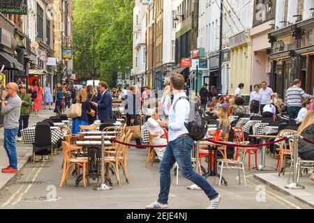 Les gens dans les restaurants et les bars de Frith Street, Soho. Les sièges de rue temporaires en plein air ont été mis en place pour faciliter la distanciation sociale pendant la pandémie du coronavirus. Londres, Royaume-Uni août 2020. Banque D'Images