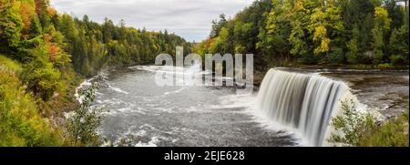 Vue surélevée de la cascade, chutes de Tahquamenon, parc national de Tahquamenon Falls, comté de Chippewa, Michigan, États-Unis Banque D'Images