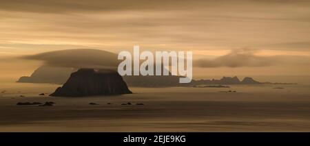 Îles de Vaeroy au coucher du soleil nuageux, Lofoten, Nordland, Norvège Banque D'Images