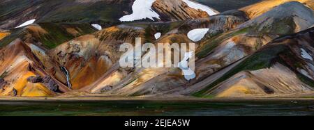 Vue sur les montagnes de rhyolite colorées avec de la neige, Landmannalaugar, Islande Banque D'Images