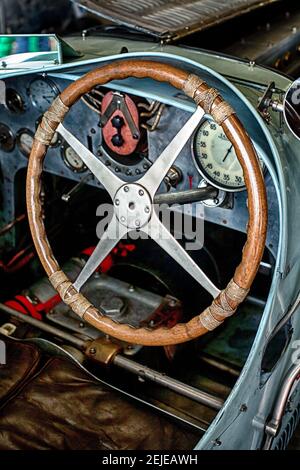 Tableau de bord d'automobile vintage et volant Festival historique de Donington, circuit de Donington Park, Derby. ROYAUME-UNI Banque D'Images