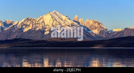 Vue sur le lac Sarmiento et la Cordillera Paine au lever du soleil, parc national Torres del Paine, Patagonie, Chili Banque D'Images