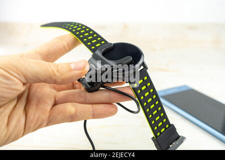 nouveau bracelet de fitness intelligent avec écran noir vierge et charge port Banque D'Images