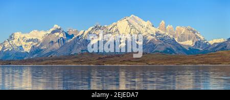 Vue sur le lac Sarmiento et la Cordillera Paine, le parc national Torres del Paine, Patagonie, Chili Banque D'Images