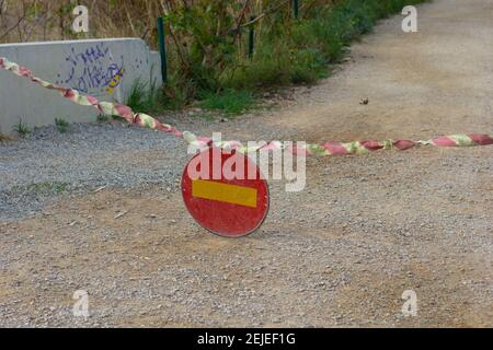 Panneau de signalisation interdisant le passage de véhicules sur une route rurale. Signalisation routière avec une chaîne interdisant le passage des véhicules. Banque D'Images