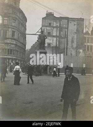 Photographie antique c1900, statue de Robert Peel à une intersection animée en Angleterre. Emplacement exact inconnu. L'enseigne de construction indique dans la partie « Freehold Building site, qui sera vendu à Auction, Jones Lang & Co. » SOURCE : PHOTO ORIGINALE Banque D'Images