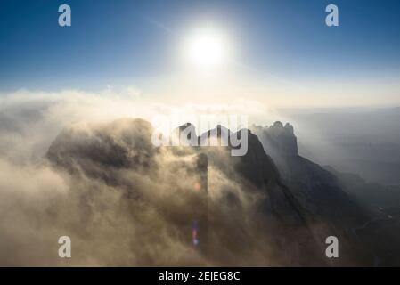 Coucher de soleil à Montserrat avec brouillard donnant sur les régions des Ecos, Frares Encantats et Agulles, vue du sommet de Sant Jeroni (Barcelone, Espagne) Banque D'Images