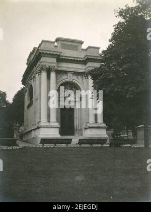 Photographie antique c1900, tombeau d'Adolphe Thiers dans le cimetière du Père Lachaise, Paris, France. Marie Joseph Louis Adolphe Thiers (1797-1877) est un homme d'État et historien français. Il a été le deuxième Président élu de la France et le premier Président de la troisième République française. SOURCE : PHOTO ORIGINALE Banque D'Images