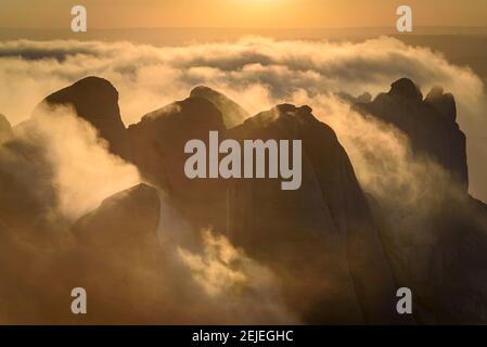 Coucher de soleil à Montserrat avec brouillard donnant sur les régions des Ecos, Frares Encantats et Agulles, vue du sommet de Sant Jeroni (Barcelone, Espagne) Banque D'Images