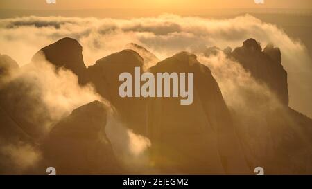 Coucher de soleil à Montserrat avec brouillard donnant sur les régions des Ecos, Frares Encantats et Agulles, vue du sommet de Sant Jeroni (Barcelone, Espagne) Banque D'Images