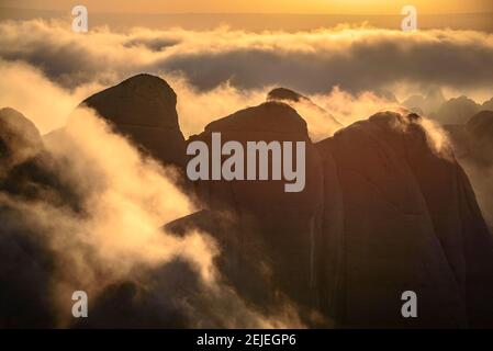 Coucher de soleil à Montserrat avec brouillard donnant sur les régions des Ecos, Frares Encantats et Agulles, vue du sommet de Sant Jeroni (Barcelone, Espagne) Banque D'Images