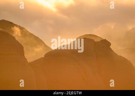 Coucher de soleil à Montserrat avec brouillard donnant sur les régions des Ecos, Frares Encantats et Agulles, vue du sommet de Sant Jeroni (Barcelone, Espagne) Banque D'Images