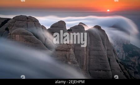 Coucher de soleil à Montserrat avec brouillard donnant sur les régions des Ecos, Frares Encantats et Agulles, vue du sommet de Sant Jeroni (Barcelone, Espagne) Banque D'Images