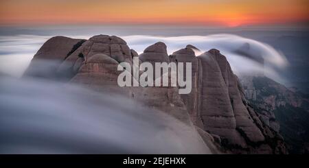 Coucher de soleil à Montserrat avec brouillard donnant sur les régions des Ecos, Frares Encantats et Agulles, vue du sommet de Sant Jeroni (Barcelone, Espagne) Banque D'Images