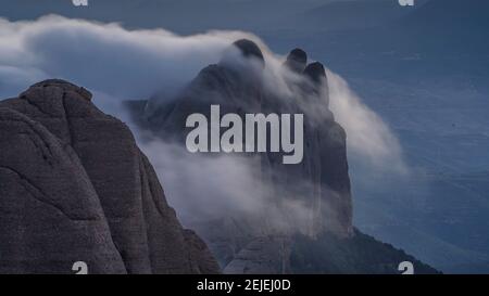 Coucher de soleil à Montserrat avec brouillard donnant sur les régions des Ecos, Frares Encantats et Agulles, vue du sommet de Sant Jeroni (Barcelone, Espagne) Banque D'Images