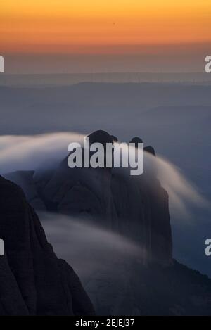 Coucher de soleil à Montserrat avec brouillard donnant sur les régions des Ecos, Frares Encantats et Agulles, vue du sommet de Sant Jeroni (Barcelone, Espagne) Banque D'Images