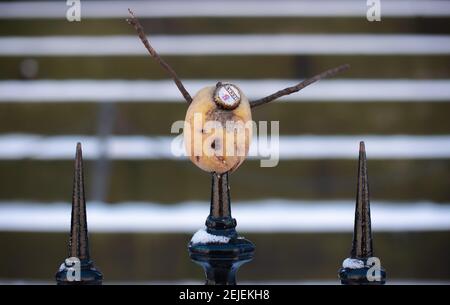 Drôle d'humour écossais, DIY MR Potato Head avec le visage de bouteille de bière et bras de bâton par le Scott Monument, Édimbourg. Banque D'Images