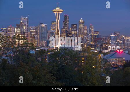 Des lignes de ciel illuminées la nuit dans une ville, Seattle, Washington State, États-Unis Banque D'Images