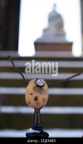 Drôle d'humour écossais, DIY MR Potato Head avec le visage de bouteille de bière et bras de bâton par le Scott Monument, Édimbourg. Banque D'Images
