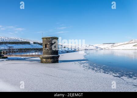 Réservoir de parc couvert de neige, chemin Dunford, Barnsley. West Yorkshire, Angleterre, Royaume-Uni. Banque D'Images