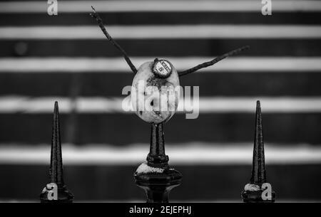 Drôles DIY MR Potato Head avec le visage de bouteille de bière et bras de bâton par le Scott Monument, Edinburg. Prise de vue en noir et blanc pour un effet de contraste élevé. Banque D'Images