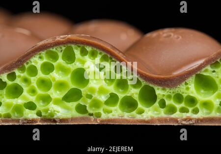 Un délicieux Peppermint Aero Bar de Nestlé acheté dans un supermarché au Royaume-Uni montrant des bulles de près. Angleterre GB Banque D'Images