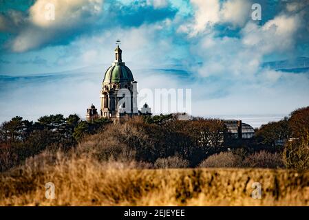 Lancaster, Lancashire, Royaume-Uni. 22 février 2021. Un début de journée nuageux a conduit à une belle, printemps comme après-midi au Mémorial Ashton, une folie dans Williamson Park, Lancaster, Lancashire. Il a été construit par l'industriel Lord Ashton à la mémoire de sa deuxième femme Jessy. C’est pour cette raison qu’il est connu sous le nom de Taj Mahal du Nord et aussi la plus grande folie de l’Angleterre. Crédit : John Eveson/Alamy Live News Banque D'Images