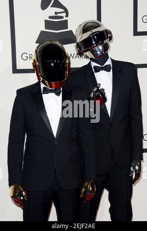 Photo du dossier datée du 26 janvier 2014, Guy-Manuel de Homem-Christo et Thomas Bangalter de Daft Punk assistent aux 56e GRAMMY Awards au Staples Center de Los Angeles, CA, États-Unis. - Daft Punk ont confirmé leur rupture, après une carrière de plus de 28 ans. Le duo parisien, considéré comme l'un des actes électroniques les plus influents de tous les temps, a confirmé la nouvelle dans une vidéo de huit minutes intitulée 'Epilogue' photo de Lionel Hahn/ABACAPRESS.COM Banque D'Images