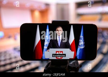 Bruxelles. 22 février 2021. La photo prise le 22 février 2021 à Bruxelles, Belgique, montre un écran montrant le Président polonais Andrzej Duda qui a prononcé un discours vidéo lors de la réunion de haut niveau de la 46e session du Conseil des droits de l'homme des Nations Unies (CDH) tenue à Genève, Suisse. Credit: Zhang Cheng/Xinhua/Alay Live News Banque D'Images