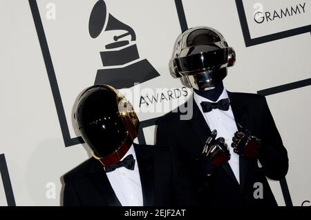 Photo du dossier datée du 26 janvier 2014, Guy-Manuel de Homem-Christo et Thomas Bangalter de Daft Punk assistent aux 56e GRAMMY Awards au Staples Center de Los Angeles, CA, États-Unis. - Daft Punk ont confirmé leur rupture, après une carrière de plus de 28 ans. Le duo parisien, considéré comme l'un des actes électroniques les plus influents de tous les temps, a confirmé la nouvelle dans une vidéo de huit minutes intitulée 'Epilogue' photo de Lionel Hahn/ABACAPRESS.COM Banque D'Images