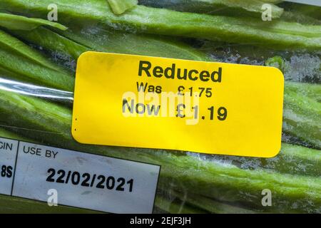 Autocollant jaune réduit sur le paquet de haricots blancs traditionnels sans fil de M&S - réduction de prix, baisse de prix Banque D'Images