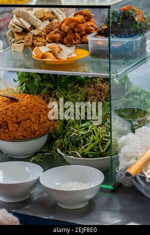 Vietnamien typique street food et ingrédients pour la soupe aux nouilles Banque D'Images