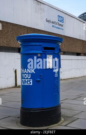 Boîtes postales Royal Mail peintes en bleu à l'extérieur de l'hôpital St Thomas, sur la rive sud, près de Waterloo, pendant la pandémie du coronavirus au Royaume-Uni Banque D'Images