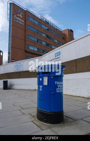 Boîtes postales Royal Mail peintes en bleu à l'extérieur de l'hôpital St Thomas, sur la rive sud, près de Waterloo, pendant la pandémie du coronavirus au Royaume-Uni Banque D'Images