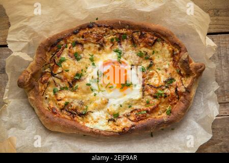 Un exemple de pain au fromage géorgien fait maison, un plat du pays de Géorgie dans la région du Caucase. Il se compose de pâte à pain qui a été cuit Banque D'Images