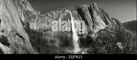 Eau tombant de rochers dans une forêt, chute de Bridalveil, Yosemite Valley, parc national de Yosemite, Californie, États-Unis Banque D'Images