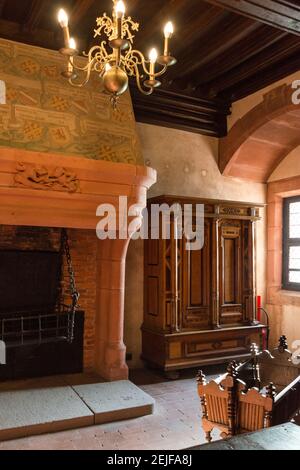 Chambre à l'intérieur du château du Haut-Koenigsbourg, Alsace, France Banque D'Images