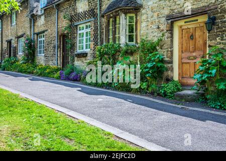 Pretty Cotswold stone cottages dans le village de Burford Cotswolds dans l'Oxfordshire. Banque D'Images