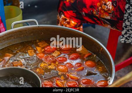 Pot de soupe vietnamienne Bun Rieu à street food vendor Banque D'Images